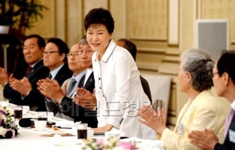 <포토>朴 대통령,  ‘호국보훈의 달’을 맞아 국가유공자와 가족 초청 오찬