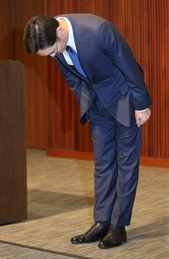 48번째 생일날 이재용 부회장 첫 기자회견서 고개 숙이다