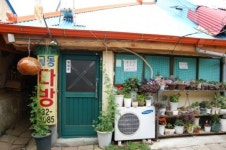 50년 넘은 약방·이발소…낡고 허름해서 찾는 섬, 교동도