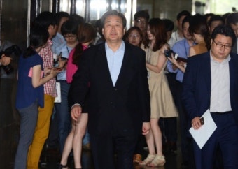 갈라선 與 ‘투톱’…劉 “의총 결정 따른다”ㆍ무대 “사퇴권고 결의안 채택”