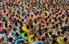 中 흔한 워터파크 풍경?…인산인해 ‘물이 안보여’
