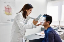 여름 방학을 맞은 유학생들에게 입소문 난 여드름 치료는?