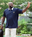 고등학교 첫 등굣길…샤킬 오닐, 여유로운 V 인사