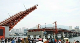 부산 영도대교 도개시간 변경…정오→오후 2시