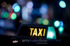 고양 충전소에서 세차 마치고 나오던 택시, 담으로 돌진…인명피해 없어