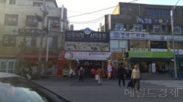 [나는서울시민이다] 시끌벅적 촌스런 마을에 사람들이 모이는 이유