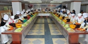 광양제철소, 봉강산 배추로 ‘사랑의 김장담그기’ 봉사활동