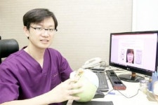 안면골의 틀어짐으로 온 안면비대칭, 수술보다는 교정으로 치료해야