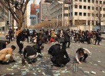 수원서 현금 600만원 뿌려져…시민들 돈 주우러 ‘난리통’
