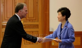 주한노르웨이 대사에게 신임장 받는 박 대통령