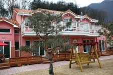 도심을 벗어나 여유를 누리는 힐링쉼터 자연 속 산정호수 레인파크펜션