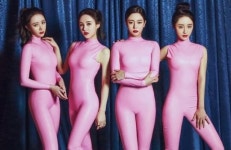 식스밤, 또 분홍소시지…민망한 전신 ‘쫄쫄이’