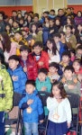 [포토뉴스] ‘우리들은 1학년∼’ …국민의례하는 상원초 신입생
