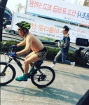 박명수, 속옷만 입고 자전거 질주하다 포착