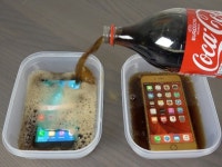 갤럭시S7 VS 아이폰6S, 콜라 붓고 얼리면… 승자는?