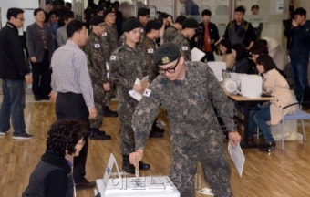 총선 사전투표 첫날.. 37만 군장병도 사전투표 참가