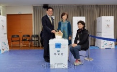유덕열 동대문구청장, 용신동주민센터서 투표