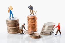 최저임금 증가율 OECD 최고, 임금격차 소득격차 완화는 아직
