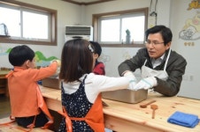[포토뉴스]황교안 국무총리 어린이들과 치즈만들기 체험