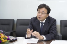 [반환점 돈 민선 6기…구청장에 듣는다-김우영 은평 구청장] “문학적 인프라ㆍ기자촌…한국문학관 은평구 유치 올인”