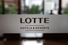 롯데그룹주 수난…시총 8兆3000억 날아갔다