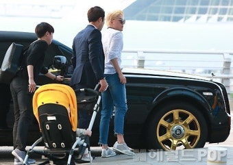 김준수, ‘억’ 소리 나는 슈퍼카 타고 공항 등장