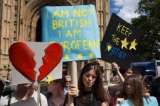 브렉시트 투표로 촉발된 세대갈등…英젊은이들 “다 누려 놓고 왜 우리 미래를 빼앗나”