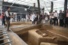 [포토뉴스]암사동 유적 발굴 현장 살펴 보는 시민들
