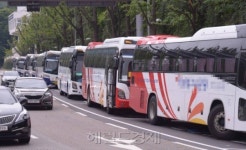 [사람 잡는 전세버스 ②] 도심 점령군 대형버스…주민은 괴롭다