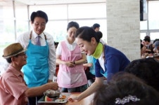 “삼계탕 드시고 삼복더위 잊으세요!” 에어부산 삼계탕 나눔행사