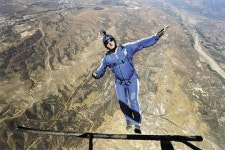 낙하산 없이 7620m 상공서 뛰어내린 남자