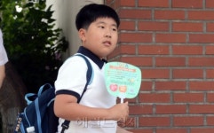 [포토뉴스] 폭염도 못말리는 동심…“반갑다 친구야!” 초등학교 개학