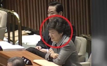 박근혜, 노무현 탄핵때 모습 포착…해맑게 웃고 있어 “소름 돋는다” “뒤바뀐 운명”