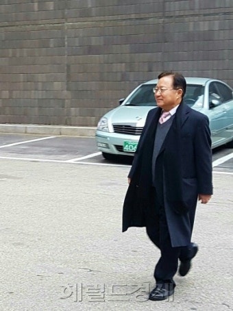 [대우조선 수사] ‘남상태 연임로비 의혹’ 송희영 前 조선일보 주필 검찰 출석