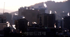 입김 내뿜는 빌딩들