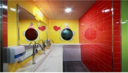 학교 화장실 바뀌니 ‘97% 만족’…올해는 동양식 변기 없앤다