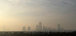 [헤럴드포토] ‘도심 미아’ 될라…미세먼지에 시야 흐린 여의도