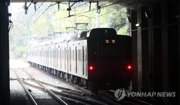 부산지하철 1호선 서대신동~신평 운행중단…전동차ㆍ환풍기 충돌