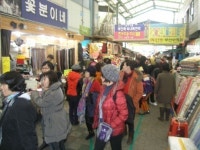 부산 국제시장의 ‘매력’, 크루즈 관광객도 ‘매료’