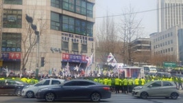 [朴 운명의 날]“대통령 곁 못 떠나” 법원 앞에 남은 태극기