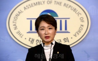 [헤럴드포토] 단호한 표정의 이언주 … 더불어민주당 탈당
