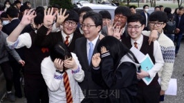 [헤럴드포토] 학생들과 기념사진 찍는 유승민 후보