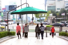 서초구, 횡단보도에 대형 그늘막 설치 ‘인기’