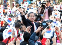 ‘동남풍’ 등에 업은 홍준표 말도 독해졌다…“도둑놈들의 XX들” “아직도 세월호 배지 달고”