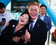 靑 “김정숙 여사, '영부인'이 아닌 '여사님'으로 불러달라”