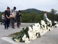 [르포] 마을 어귀부터 노란 물결…되살아난 ‘盧추모’ 열기