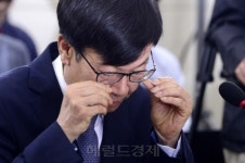 [헤럴드포토] 안경 고쳐 쓰는 김상조 후보자