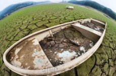 [헤럴드포토] ‘갈길을 잃은  작은 배’