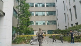 연세대 공학관서 택배 폭발로 교수 1명 부상...警, “테러 의심”(종합)