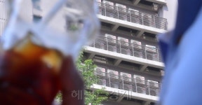 [헤럴드포토] ‘에어컨 실외기와 아이스커피…’